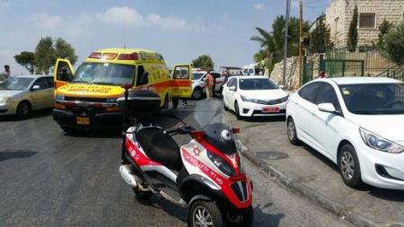إصابة اسرائيلي في عملية طعن في حي الطور وفرار المشتبه